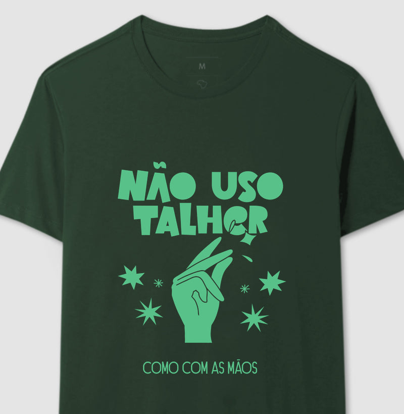Não uso talher, como com as mãos