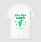 Não uso talher, como com as mãos